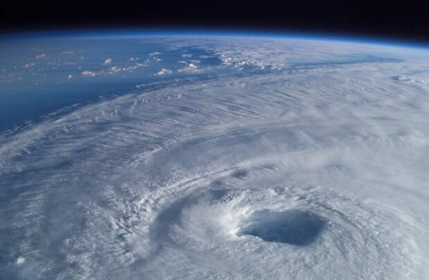 Международная космическая станция наблюдает за  ураганом Даниэль.