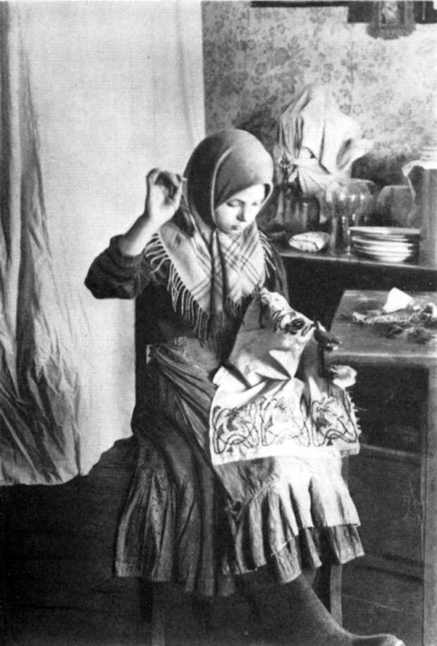 Девочка вышивает платок. Владимирская губерния, 1914 год. Девочка вышивает платок. Владимирская губерния, 1914 год.