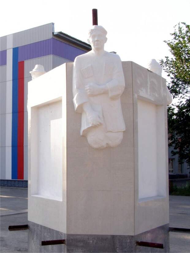 46 Памятник Трусу, Балбесу и Бывалому в селе Краснозерское