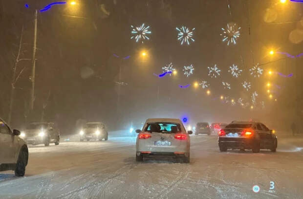 Дороги во власти снегопада: движение транспорта заметно затруднено