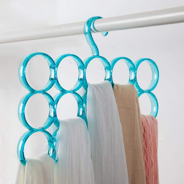 Для хранения шарфов купите плечики с отверстиями. / Фото: Kinovhod.ru