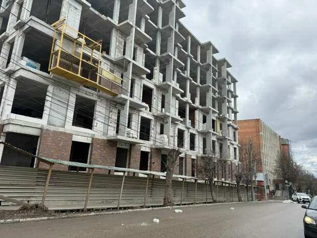 На Гоголевской и Тургеневской в Туле строительные блоки сыплются на дорогу