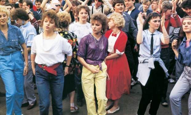 Девушки 90-х: 17 примеров моды того времени