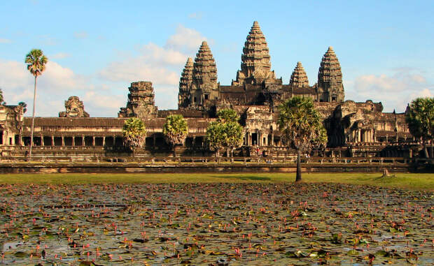Ангкор-Ват Гигантский город был построен между 800-1100 г. до н.э. в честь индусского божества Вишну. Ангкор-Ват был самым крупным поселением своего времени: археологи оценивают его население в миллион человек. Несмотря на благополучное развитие цивилизации, все местные жители покинули Ангкор-Ват примерно в середине 15 века, безо всяких видимых причин. Современный мир открыл Ангкор-Ват только в 1860 году — сейчас комплекс считается одной из главных туристических достопримечательностей мира.
