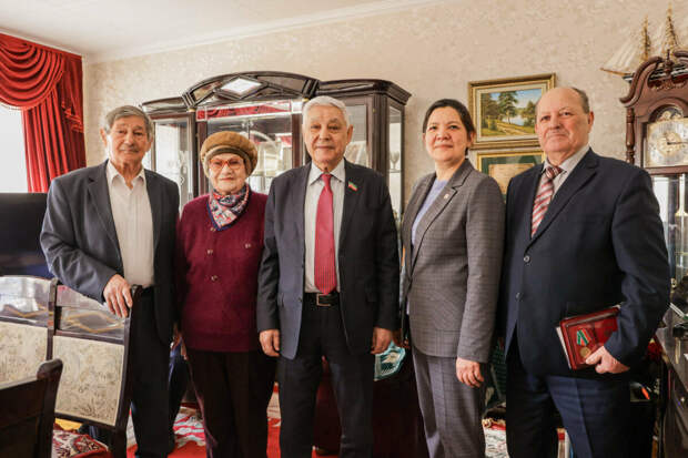 Фәрит Мөхәммәтшин Әнәс Гыйматдиновны 90 яшьлек юбилее белән котлады