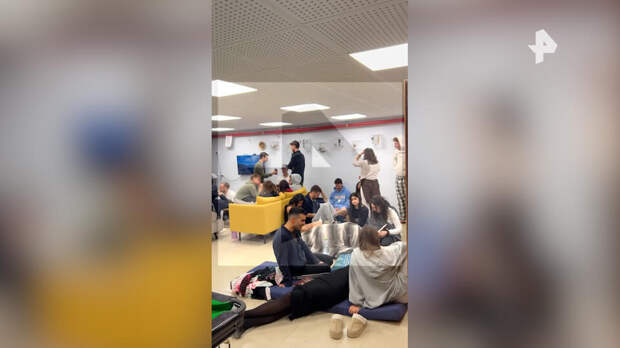 Кадры из бомбоубежища в Израиле, где объявлена воздушная тревога