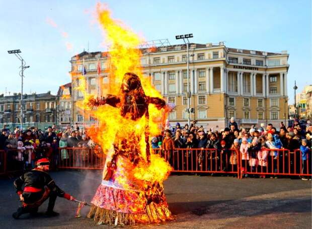 Масленицу велено изолировать: Похоже, общество в принципе перестает понимать власть