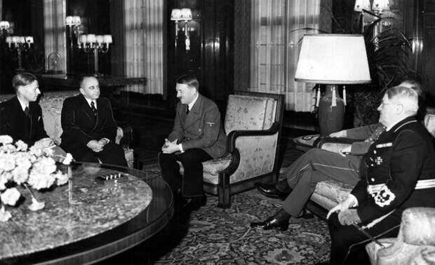 Деканозов [2-й слева] и Гитлер, 1940. Источник: feldgrau.info