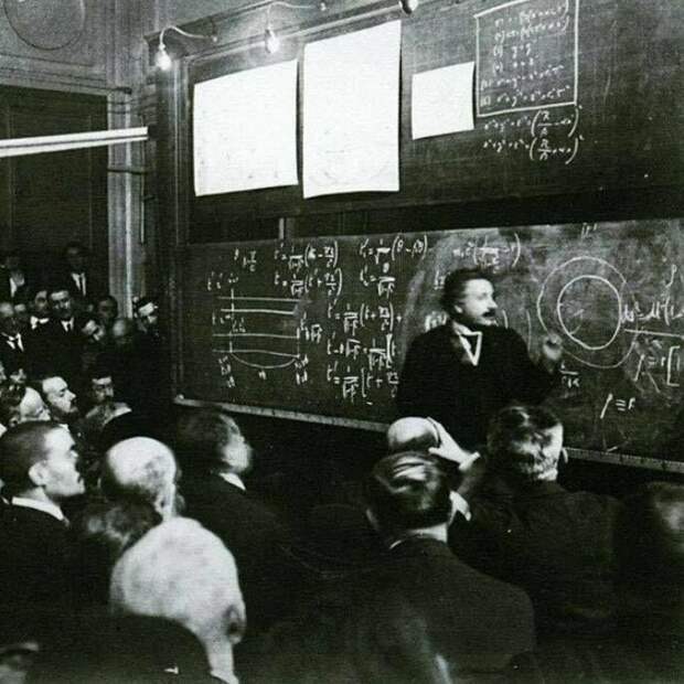 25. Альберт Эйнштейн читает лекцию по теории относительности, 1922 г. архивные фотографии, интересно, исторические кадры, история, познавательно, старые кадры, старые фото, факты