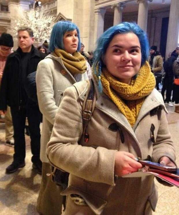 Даже волосы одинаковые девушки, куртка, одежда, платье, прикол, точь-в-точь, юмор