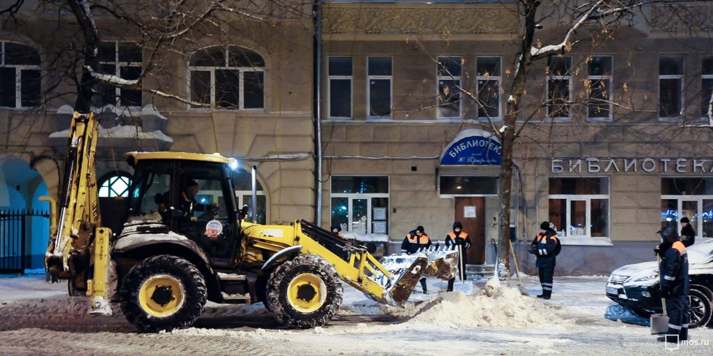 В доме на Сухонской очистили пандус от снега