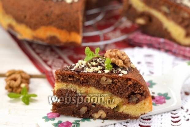 Фото Шоколадно-ванильный пирог с орехами в мультиварке