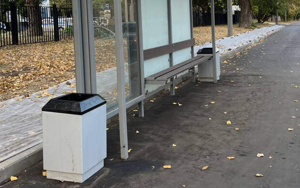Мусорные урны вернули на две автобусные остановки в Хорошевском районе