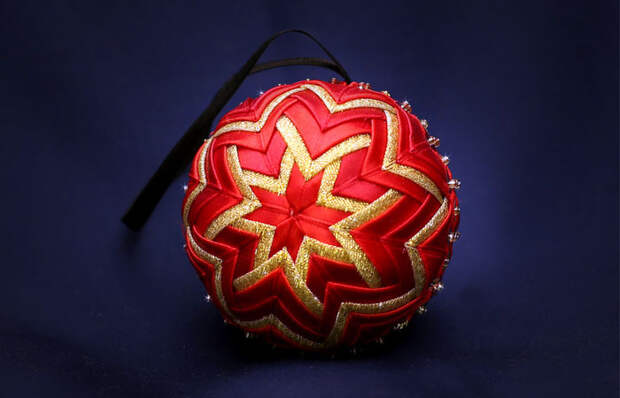 Как сделать потрясающий тканевый шарик для новогодней ёлки своими руками.