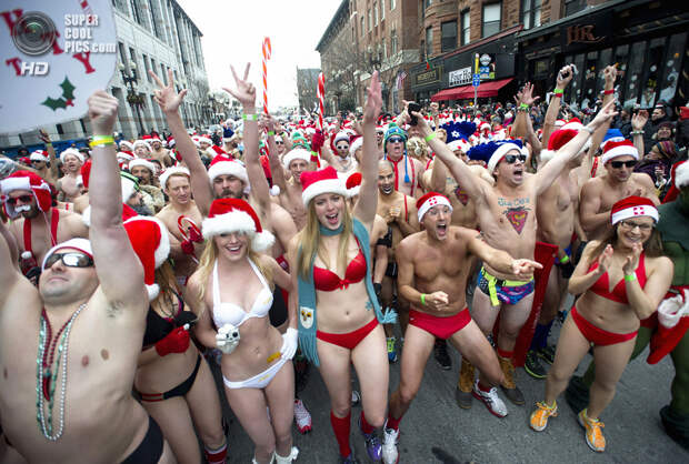 США. Бостон, Массачусетс. 14 декабря. Во время Santa Speedo Run. (REUTERS/Gretchen Ertl)