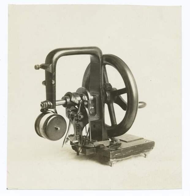 15. Первая швейная машина Элиаса Хоу, 1860 год