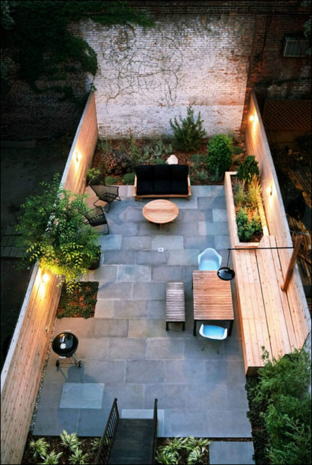Маленький задний дворик. | Фото: Interior Design & Home Decor.