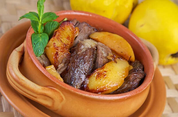 РЕЦЕПТ ДНЯ: Ягнёнок, тушенный с айвой