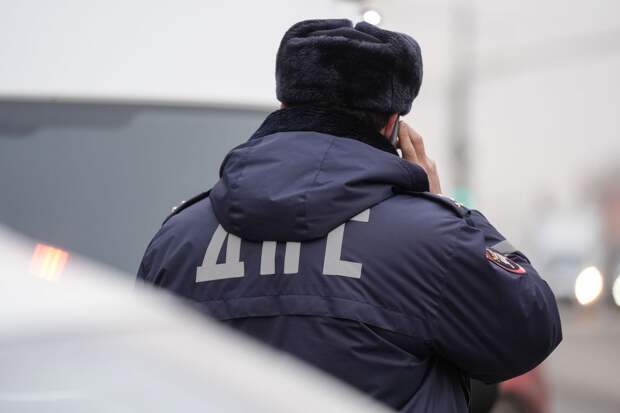 В Тюмени BMW на высокой скорости влетел в припаркованные автомобили