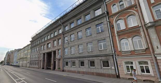 Полиция оцепила гимназию на Шпалерной