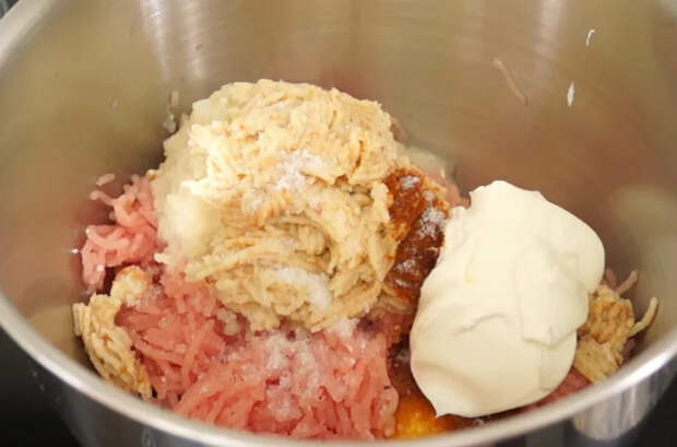 Добавляю ложку сметаны прямо в фарш: секрет необычайно нежных котлет, которые получаются сочными без жарки