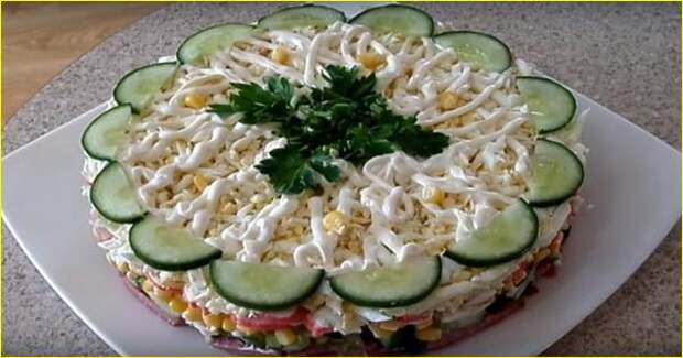 Слоеный салат «Новинка» – просто, вкусно и быстро!