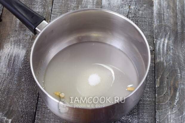 Соединить ингредиенты для сиропа