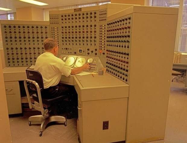 Мужчина работает над созданием новой модели компьютера, 1968 год  знаменитости, история, фото