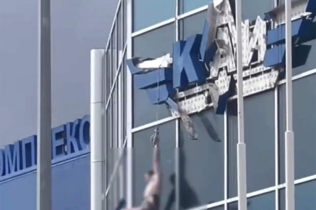 В Казани мужчина без одежды сломал буквы на здании