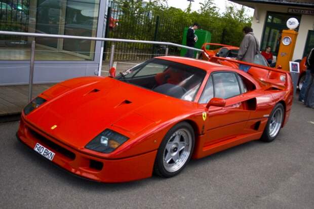 Ferrari F40 1987 года. Двухдверный заднеприводный спорткар в дальнейшем ставший гоночным. Ferrari F40 1987 года. Двухдверный заднеприводный спорткар в дальнейшем ставший гоночным. олдтаймер, ретро автомобили