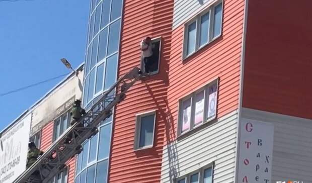 Стоявшего на карнизе мужчину за «Сима-лендом» в Екатеринбурге спасли пожарные