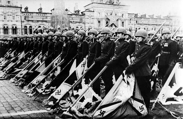 Свастика поверженных нацистов на параде Победы в Москве.