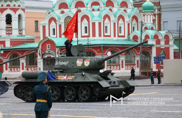 Алексей Живов: сначала надо победить, а потом проводить парады