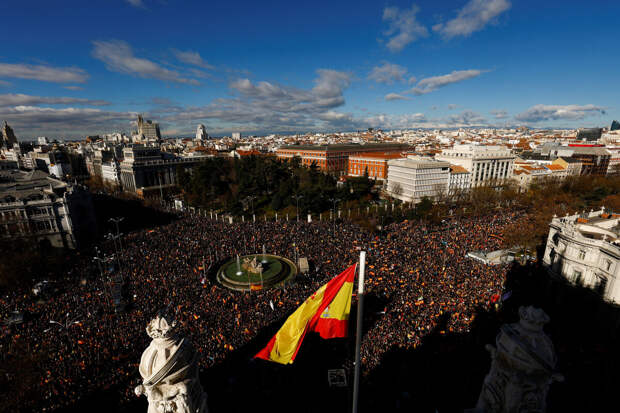 В Мадриде акция протеста против премьера Санчеса собрала около 20 тысяч человек
