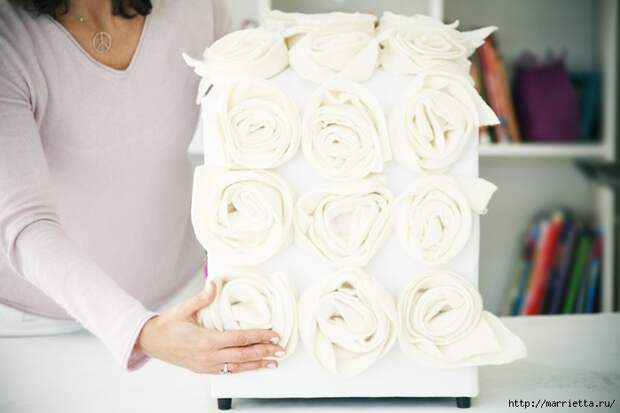 21-faca-voce-mesmo-customize-seu-pufe-com-incriveis-flores-de-feltro (700x466, 165Kb)