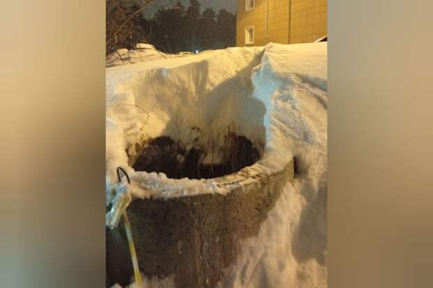 Ребенок упал в открытый люк возле детской площадки в Казани