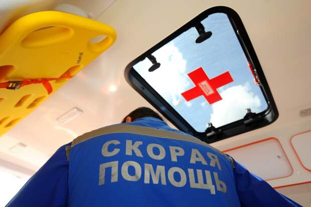 Трехлетний ребенок и две россиянки выпали из окна жилого дома