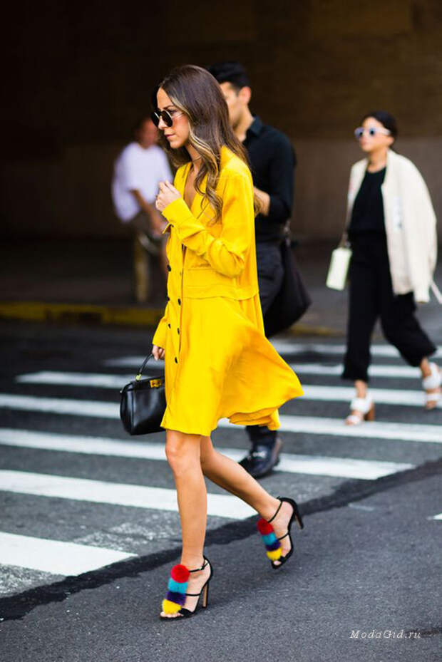 Желтый цвет в летней уличной моде: модные образы в желтом цвете