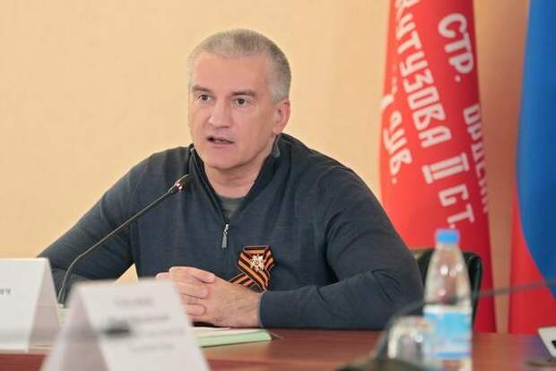 Аксенов предложил Зеленскому помолиться Бандере