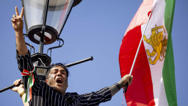 Протестующие в Лондоне сорвали флаг с посольства Ирана