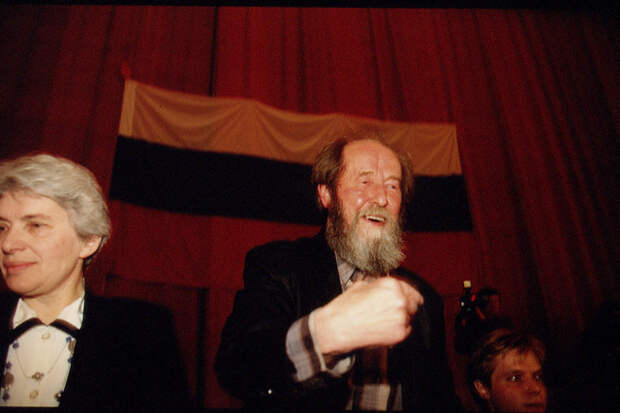 ALEXANDRE SOLJENITSYNE RETURNS TO RUSSIA