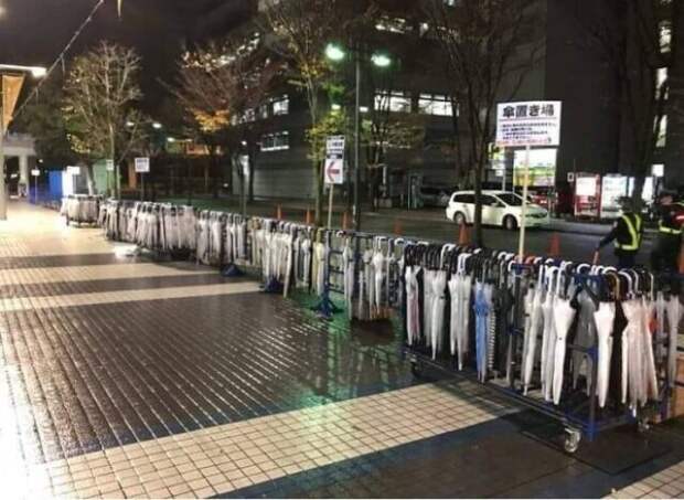 9. В Японии на улицах есть специальные подставки для зонтов на случай дождя. После того, как дождь прекратится, вы должны положить зонт обратно на ближайшую стойку