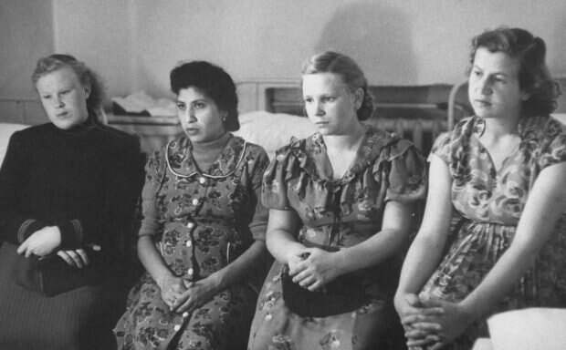 А с каким трудом добывались эти платья "на выход", чтобы надеть их 1-2 раза