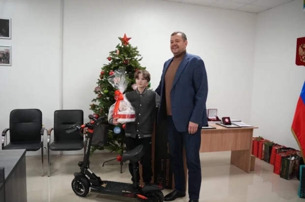 Подарок от Путина передали 12-летнему мальчику из Мелитополя