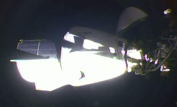 Камера МКС запечатлела два НЛО возле корабля Dragon SpaceX