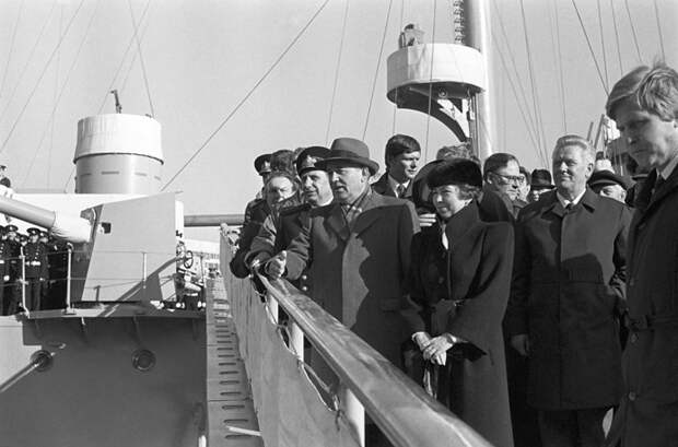 Генеральный секретарь ЦК КПСС Михаил Сергеевич Горбачев с супругой Раисой Максимовной во время посещения крейсера "Аврора", 1987 год