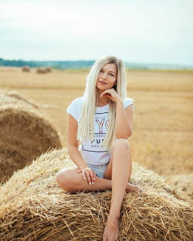 Новая популярная локация среди любительниц Instagram - сеновал (23 фото)