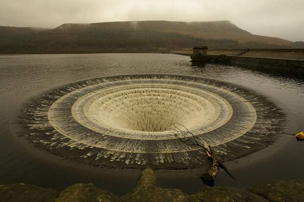 Ледибауэр (анг. Ladybower) — Y-образное водохранилище