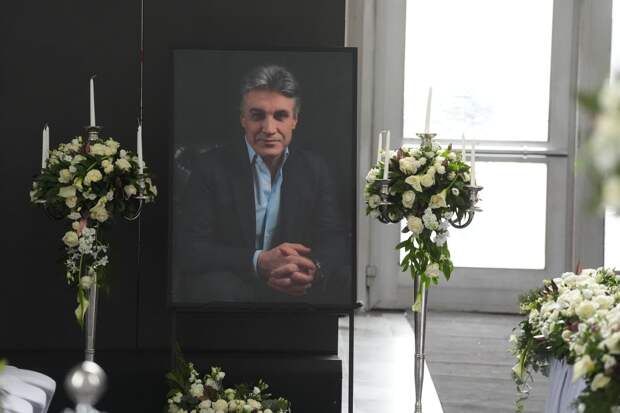 На Троекуровском кладбище началось прощание с телеведущим Пимановым