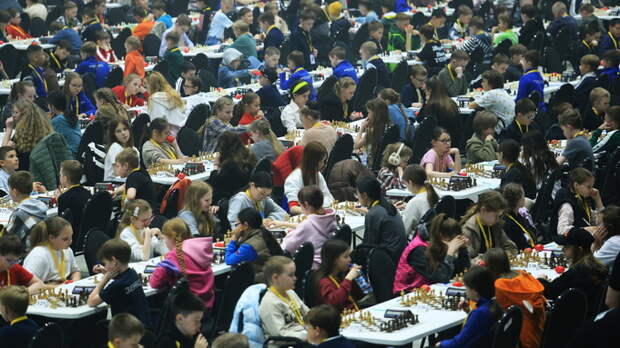 Более 700 участников со всей страны. Как в Барнауле открыли "Кубок Алтая" по шахматам